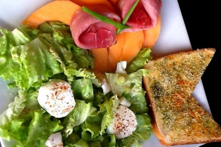 Salade au chèvre frais et son melon-jambon